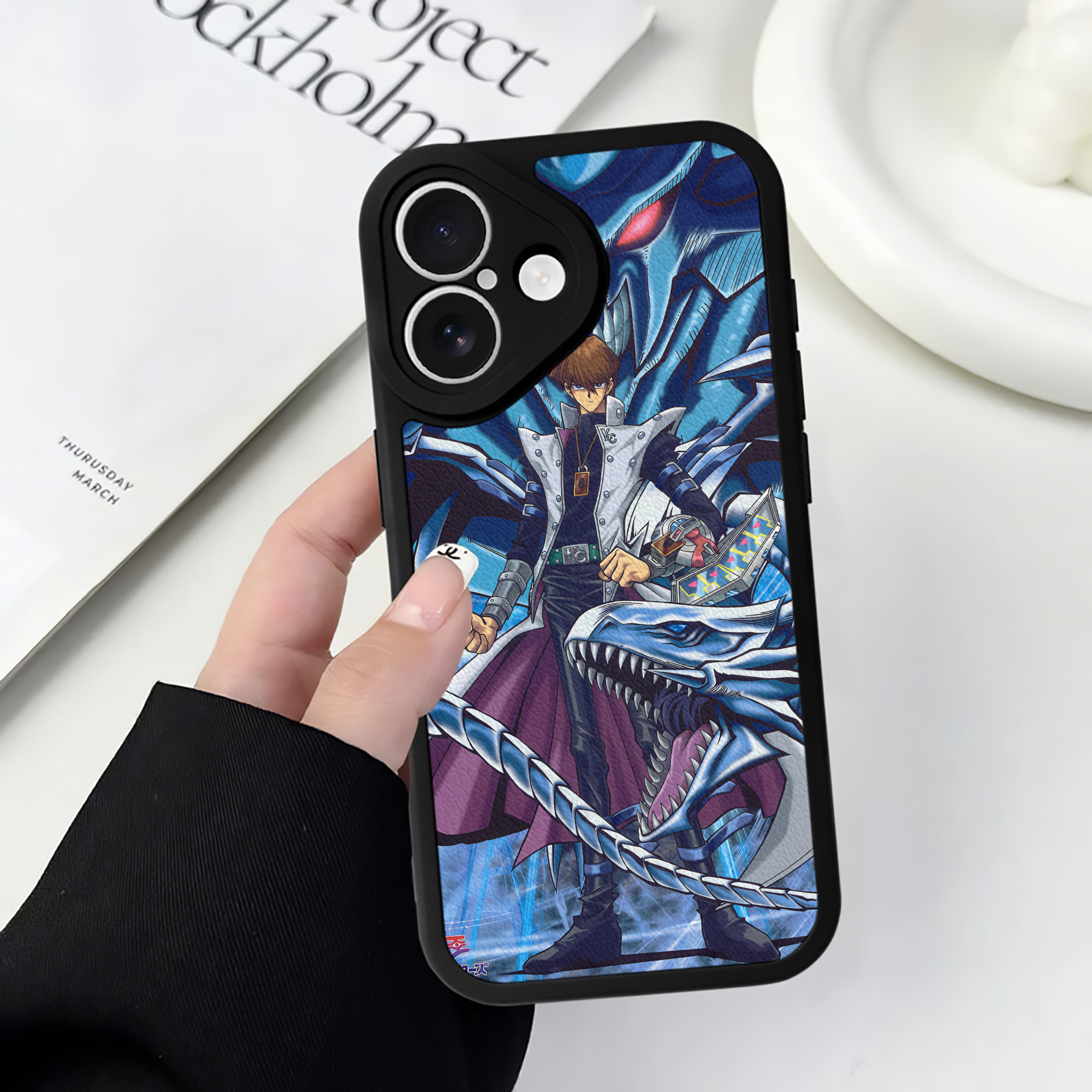 （画像用） 遊☆戯☆王 Yu-Gi-Oh! 【iPhone 16シリーズ対応】シリコンスマホケース（レザー調） 材質：シリコン